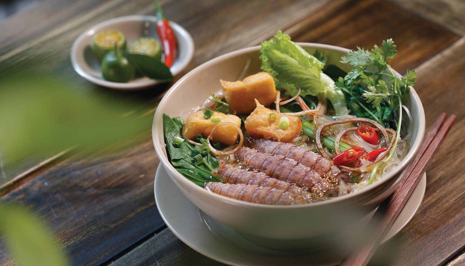 Hương vị biển tươi ngon với bún hải sản đặc sản tại Hạ Long.