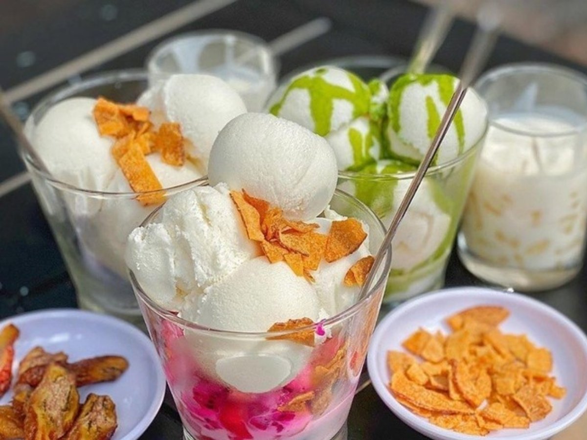 Du khách thưởng thức sữa chua trân châu và đồ ăn vặt tại Hạ Long.