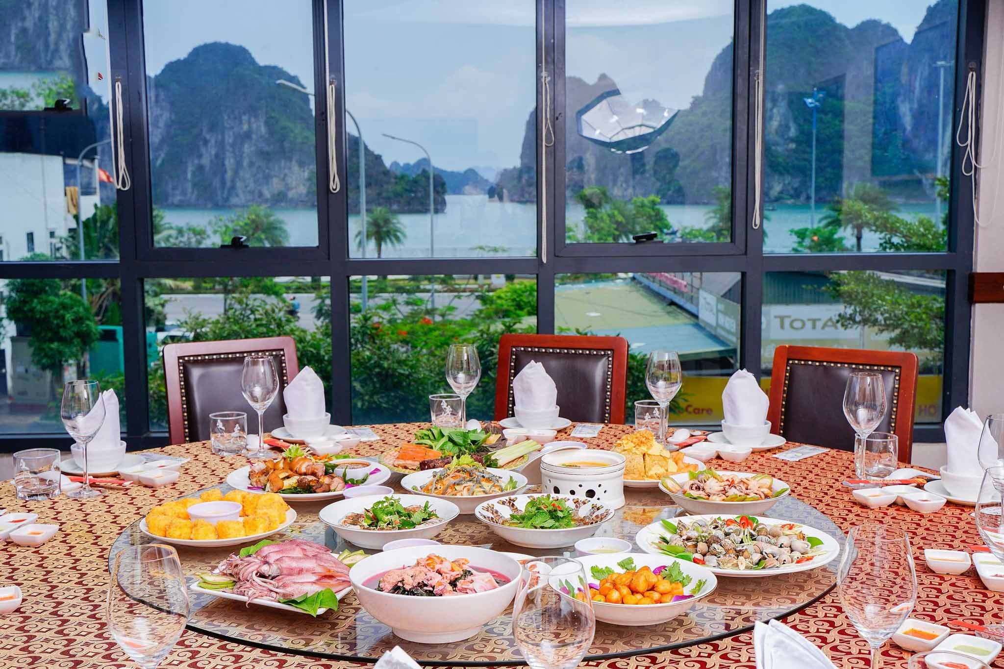 Thực khách thưởng thức bữa ăn kết hợp ngắm cảnh biển.