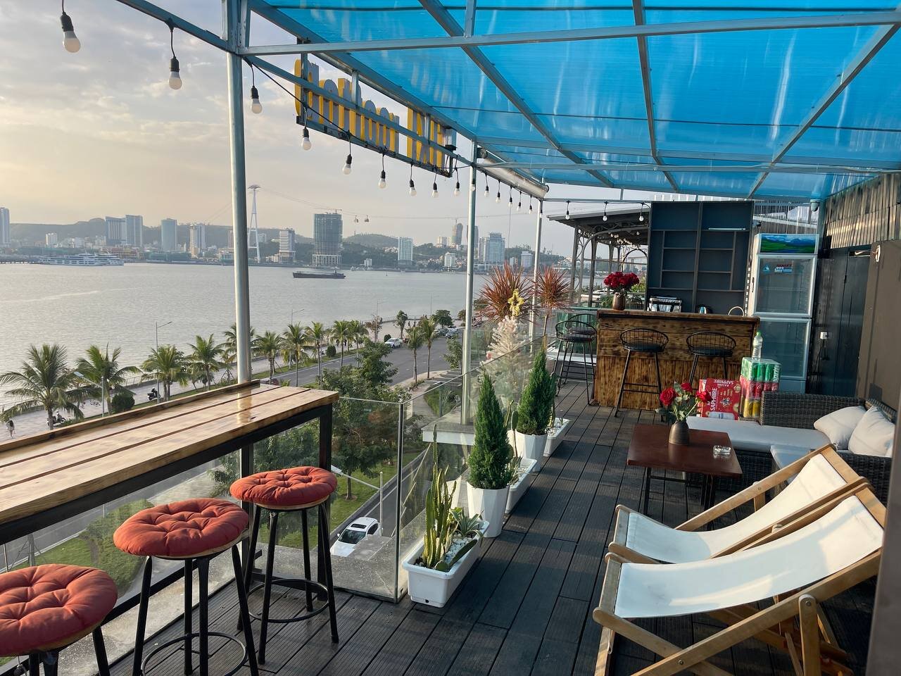Rooftop Cafe & Restaurant Bãi Cháy view biển, ngắm ánh đèn thành phố.