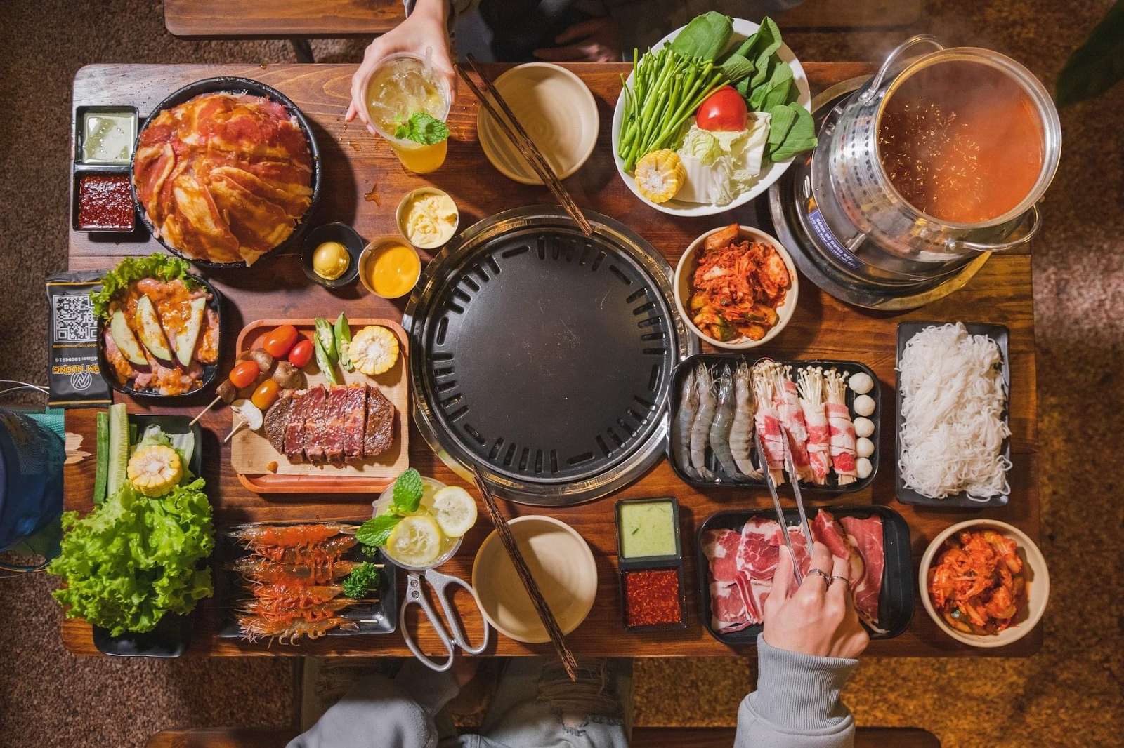 Panda BBQ Sun World Bãi Cháy phục vụ nướng tại bàn cho nhóm đông.