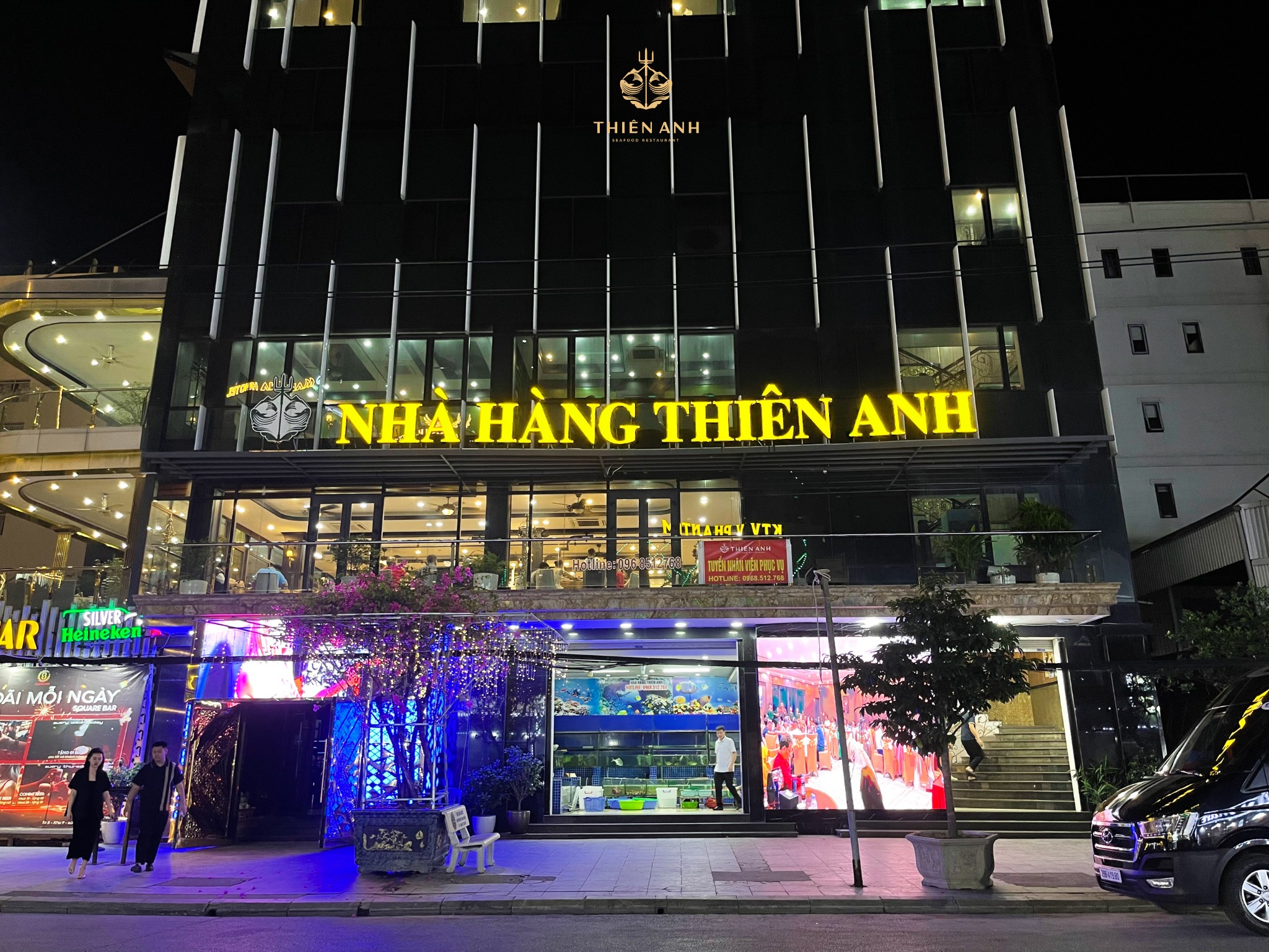Nhà hàng hải sản gần Sun World Ha Long phong cách truyền thống.