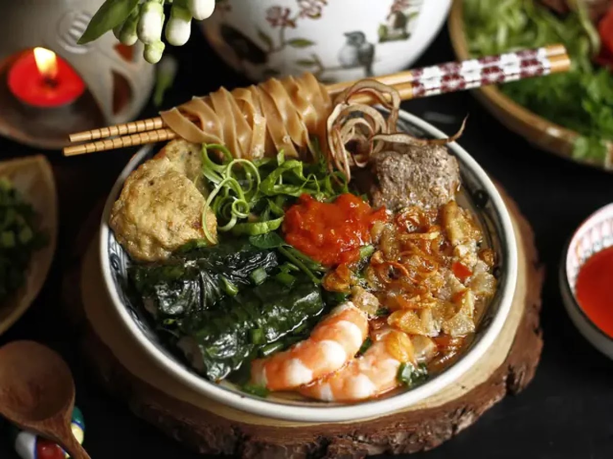 Suất bánh đa cua topping đa dạng giá hợp lý.
