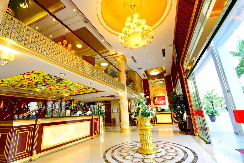 Nhà hàng tại Bãi Cháy có điều hòa giúp du khách ăn trưa thoải mái mùa hè.