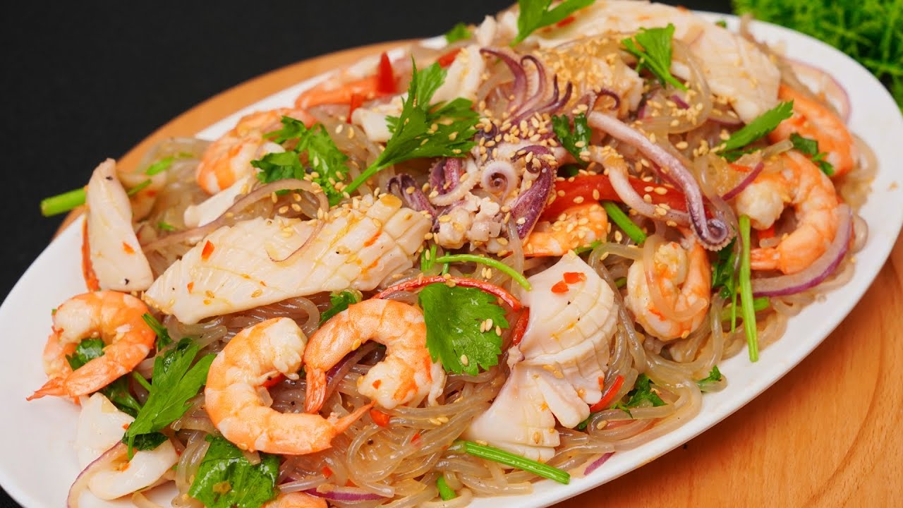 Sợi miến dai kết hợp hải sản tươi chế biến trong ngày.
