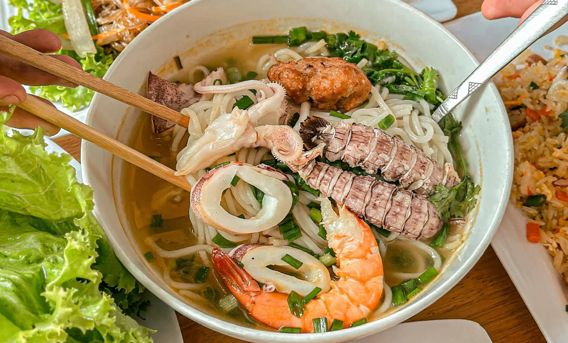 Tô bún bề bề hải sản tươi ngon đặc trưng Hạ Long.