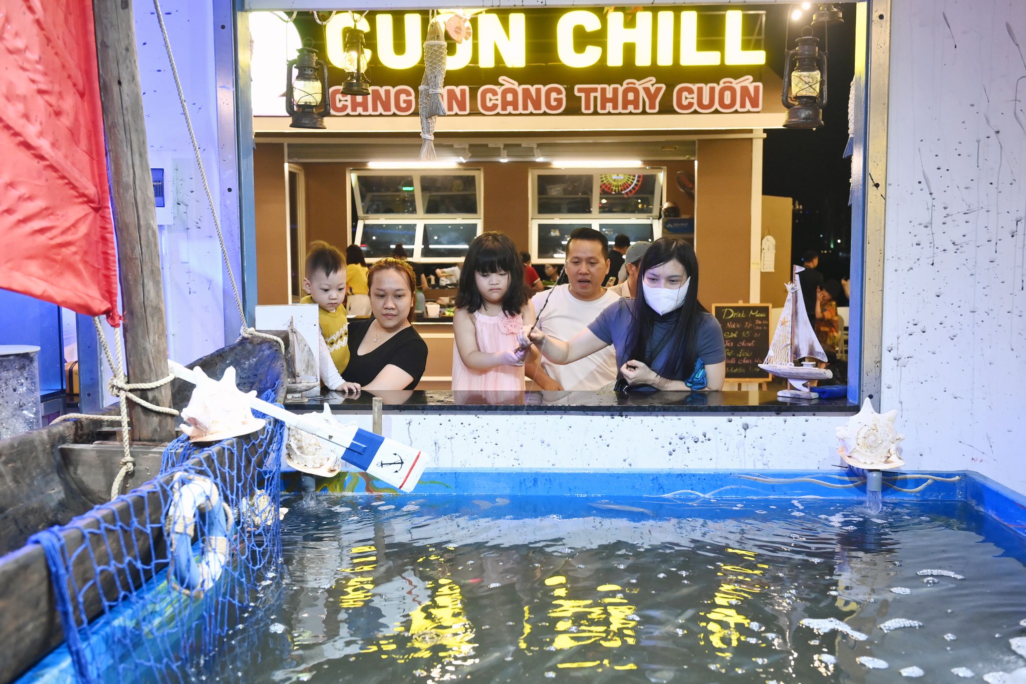 Ẩm thực tại VUI-Fest đa dạng với nhiều lựa chọn địa phương và quốc tế. 