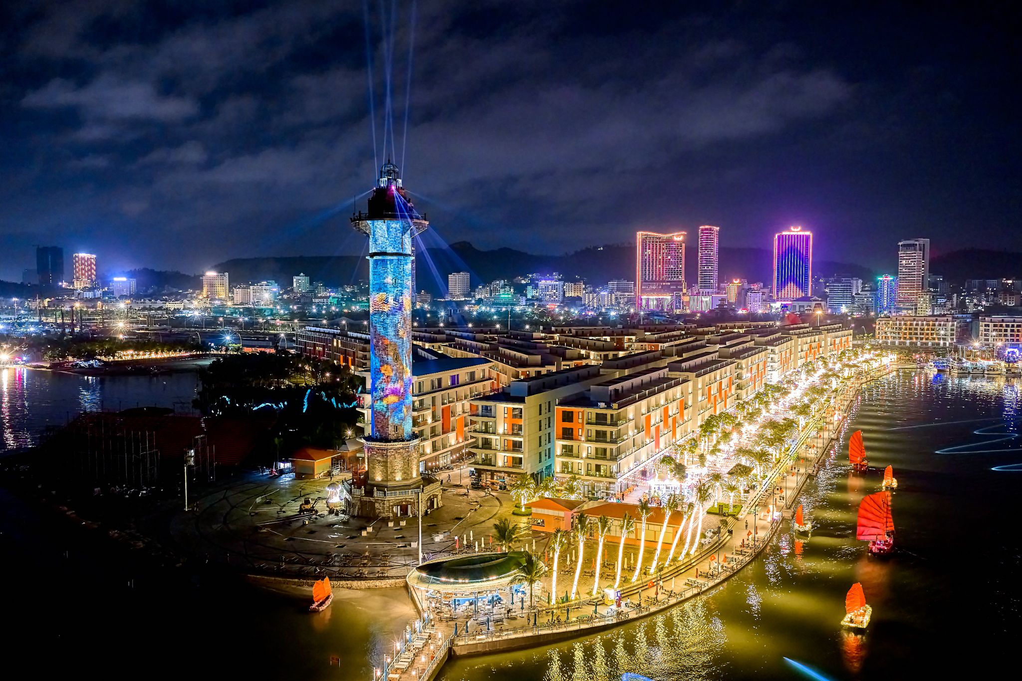 Buổi tối VUI-Fest sôi động với show 3D Mapping Long Vân Khánh Hội trình chiếu tại Ngọn Hải Đăng