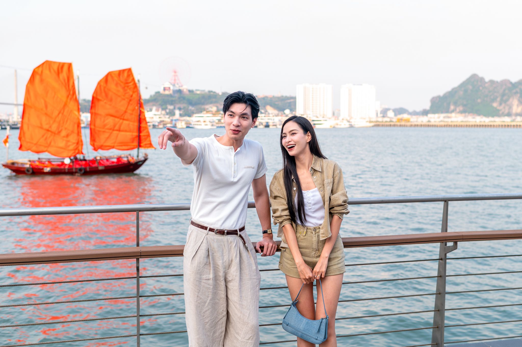 Đi sớm hơn một chút cũng giúp bạn dễ dàng chọn được vị trí đẹp để vừa ăn vừa ngắm không khí lễ hội dần sôi động lên quanh mình.