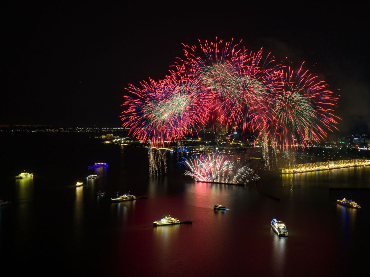 Pháo hoa tầm cao mỗi đêm tại VUI-Fest Ha Long tạo nên không khí sôi động và ấn tượng