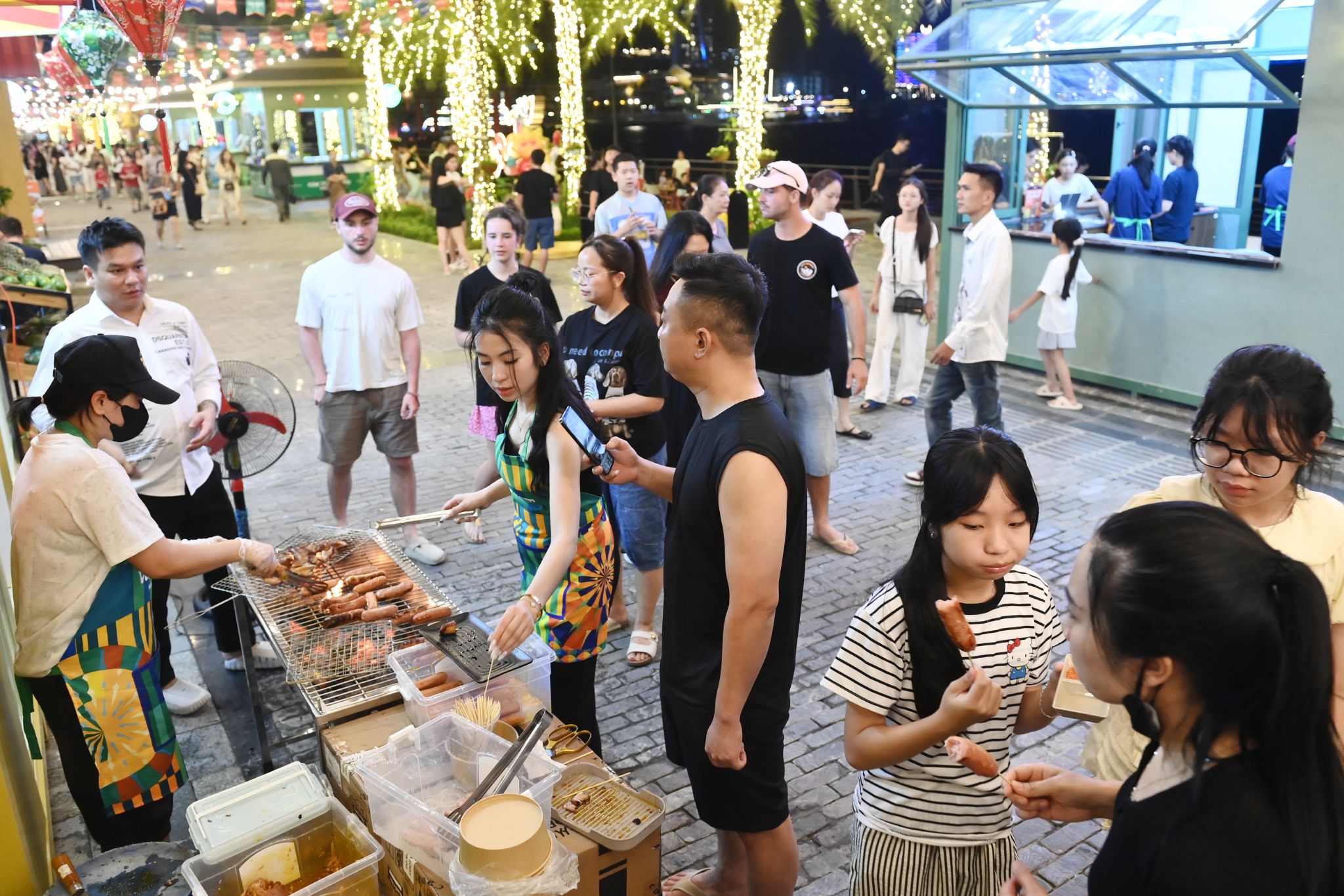 Du khách trải nghiệm tại VUI-Fest Ha Long