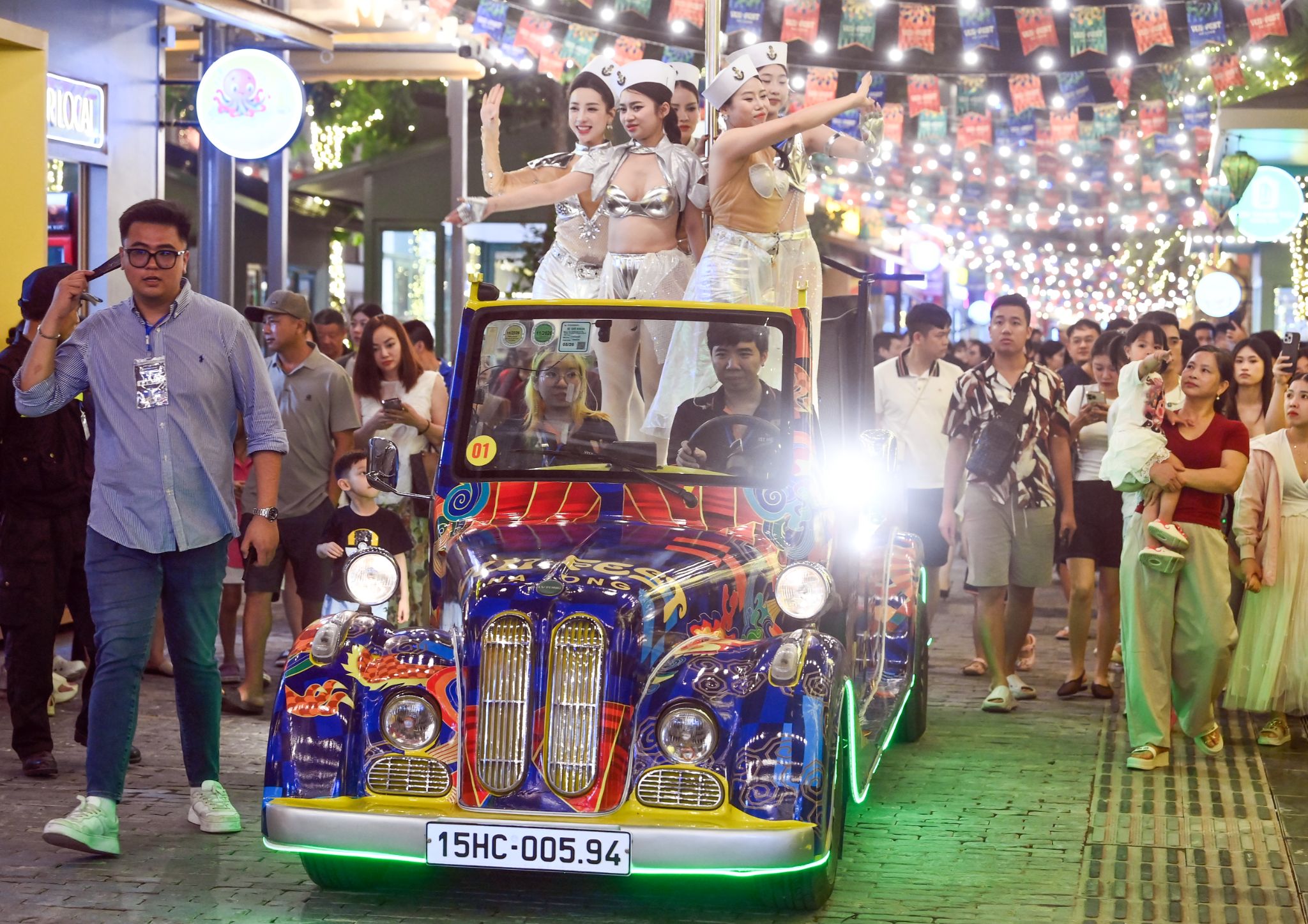 Các show hoạt náo thu hút đông thực khách hưởng ứng tại VUI-Fest Ha Long.