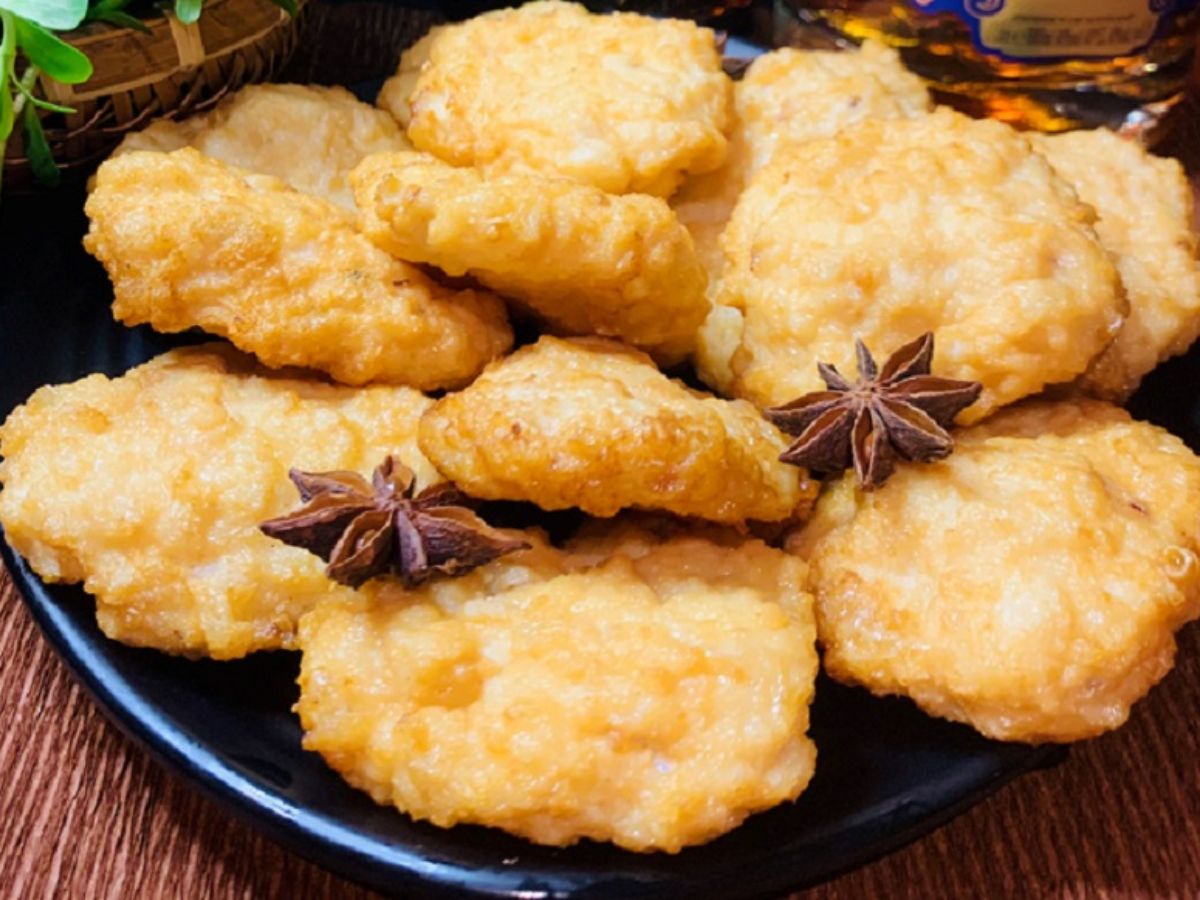 Chả mực là món đặc trưng với lớp ngoài giòn và bên trong dai thường ăn kèm xôi hoặc bánh cuốn.