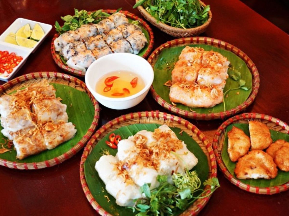 Khu món ăn địa phương phục vụ các món quen thuộc như bánh cuốn chả mực và bún hải sản