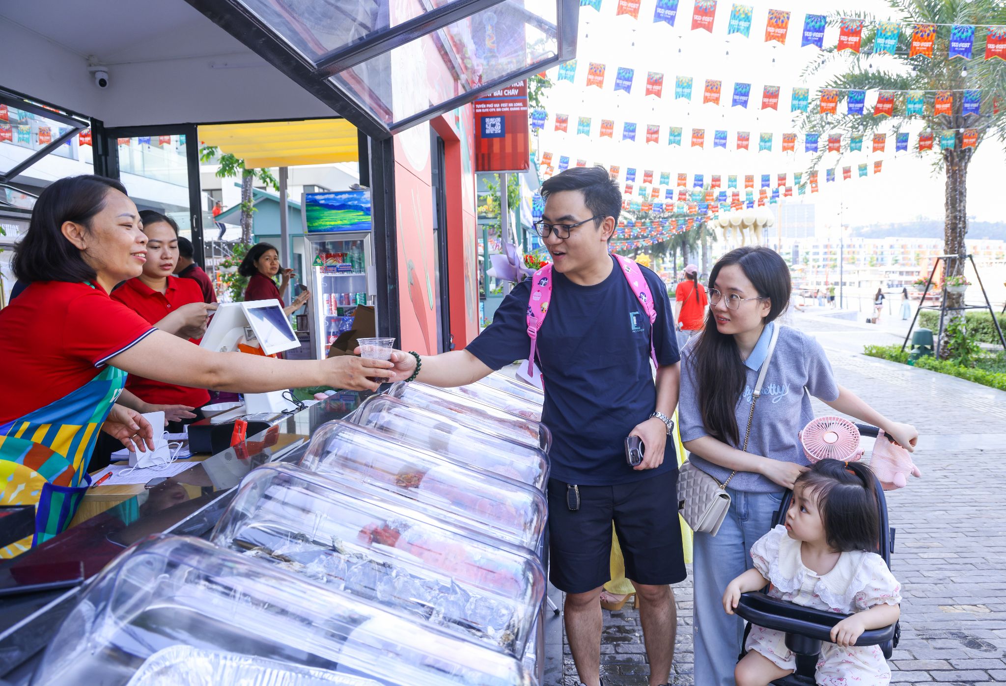 Khu ẩm thực được tổ chức theo mô hình food court với nhiều gian hàng trong không gian mở. 