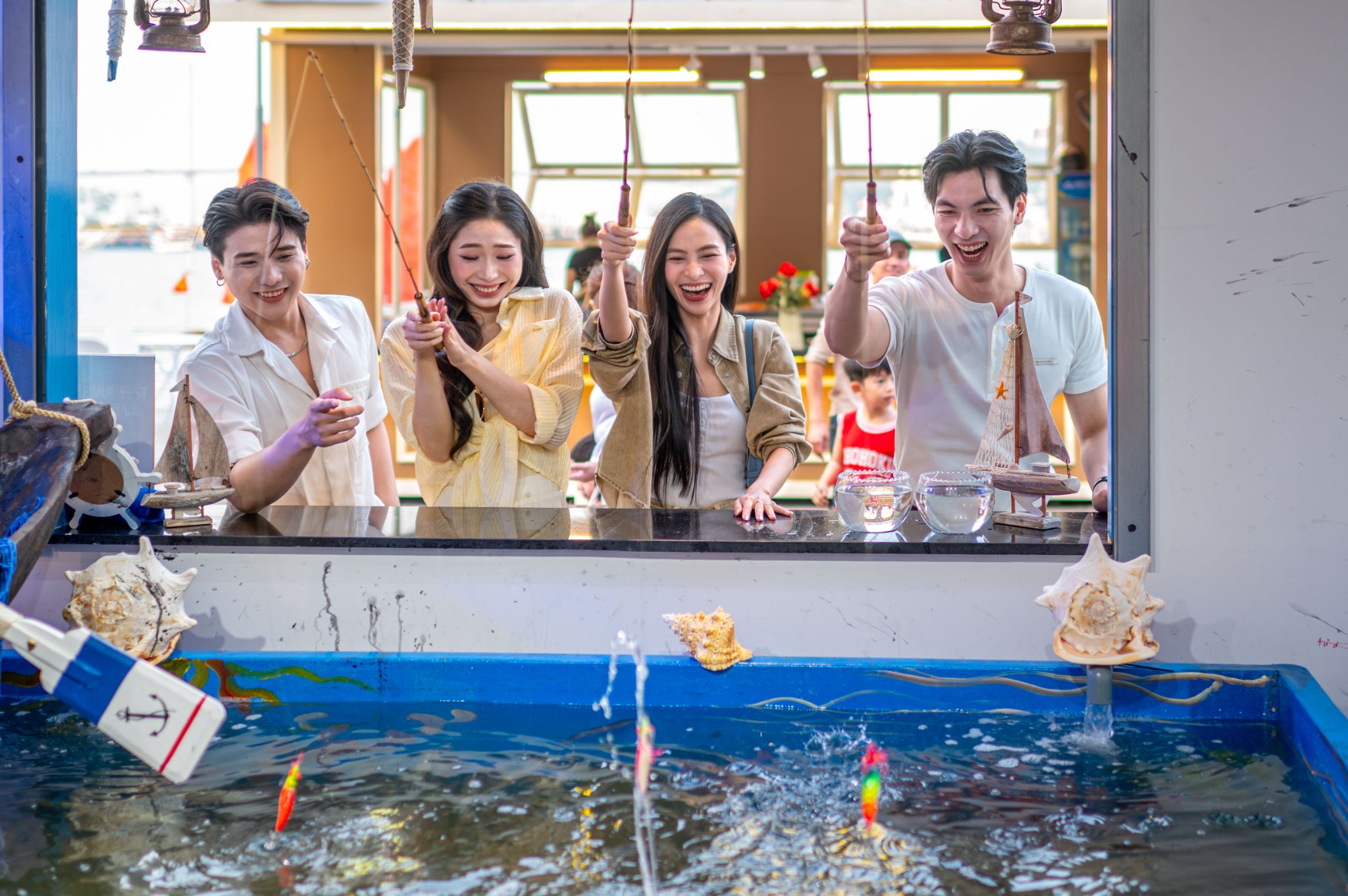 Thực khách hào hứng câu mực tại kiosk ẩm thực ở VUI-Fest Ha Long.