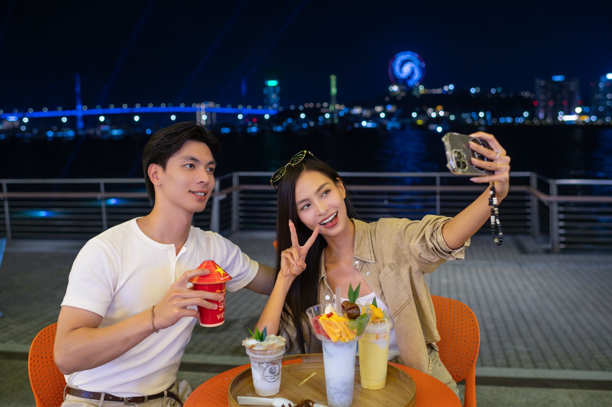 Các gian hàng được thiết kế như background giúp chụp ảnh lifestyle tự nhiên hơn.