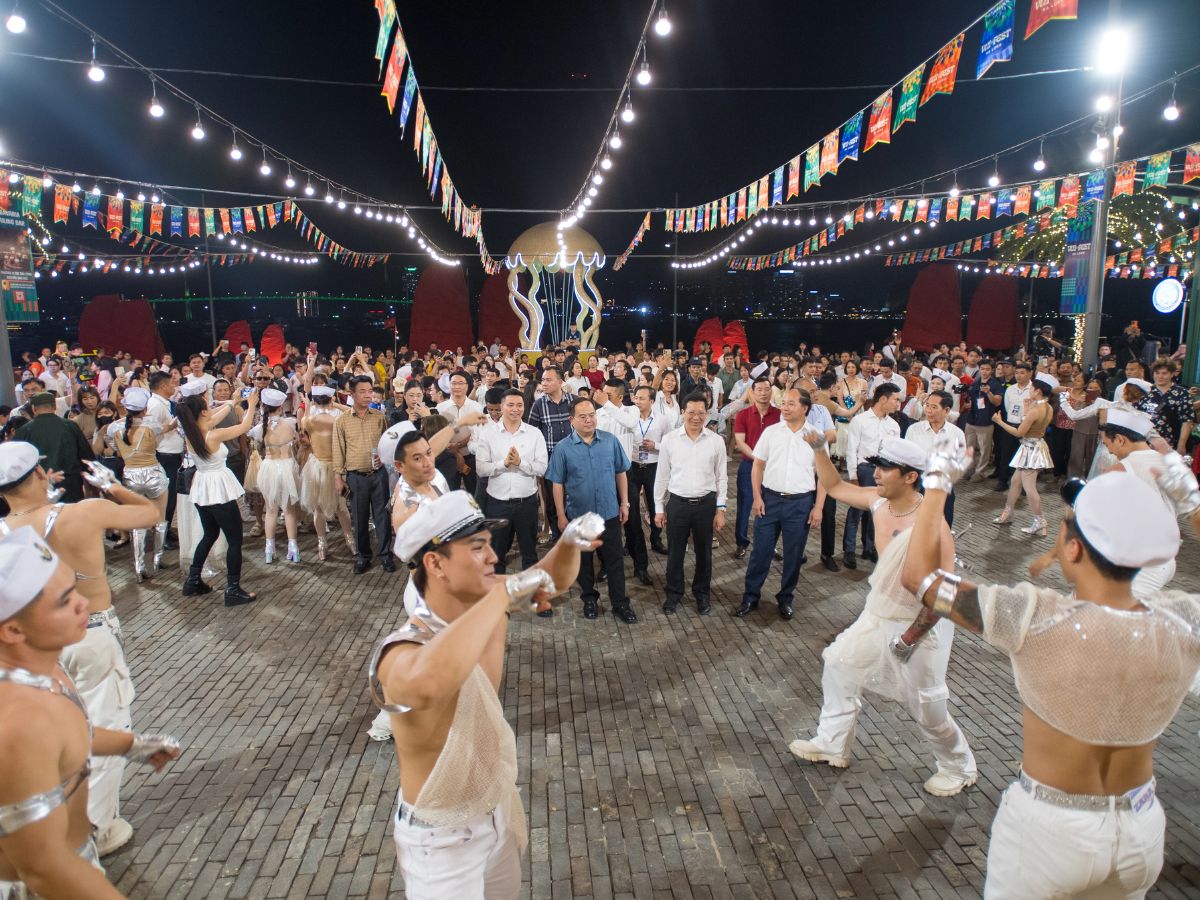 Âm nhạc tại VUI-Fest Ha Long đa dạng từ acoustic đến DJ tạo không khí cuốn hút. 