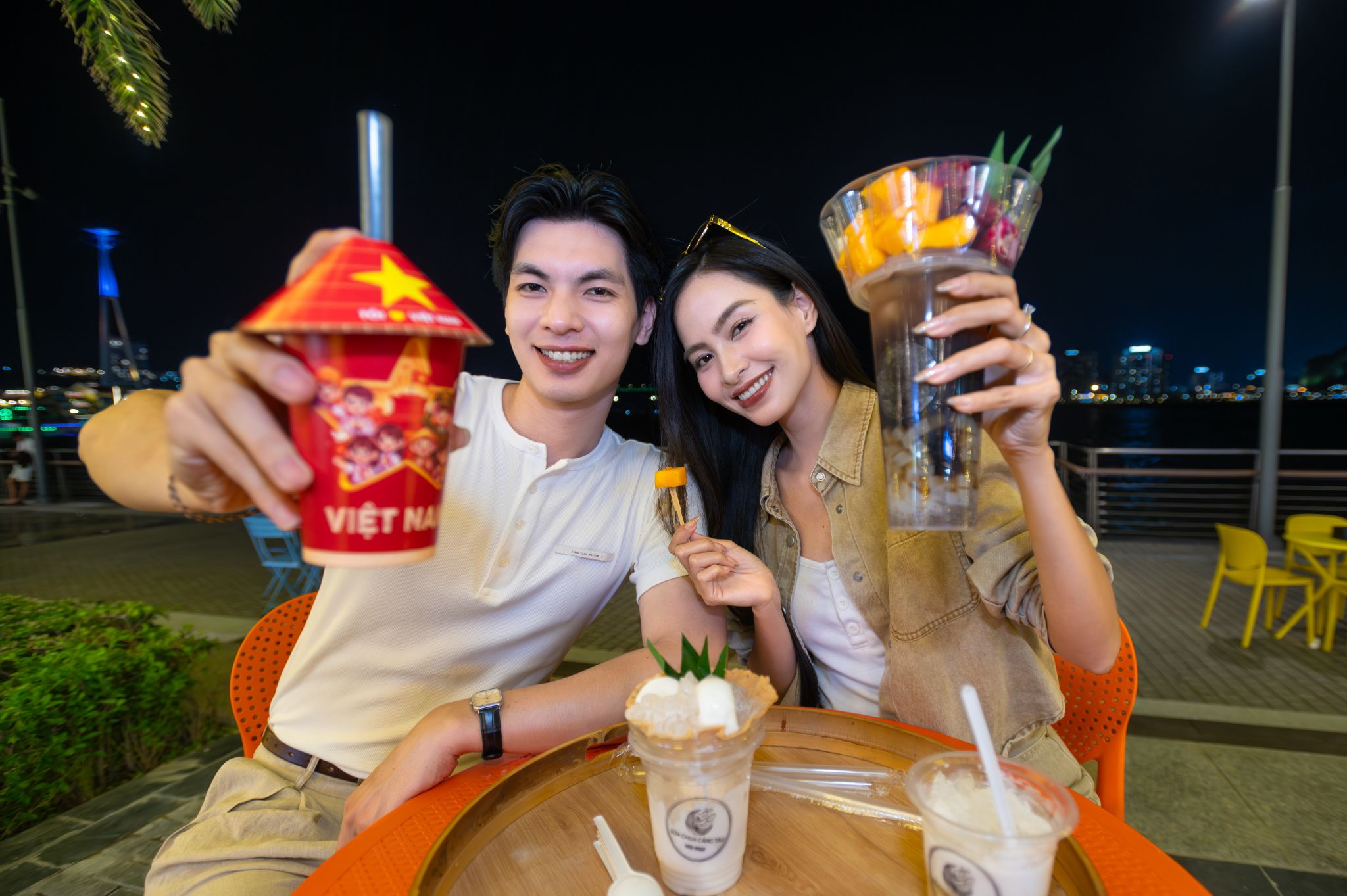 Vừa ăn uống, vừa ngắm pháo hoa khiến trải nghiệm một đêm ở Hạ Long trở nên đặc sắc hơn.