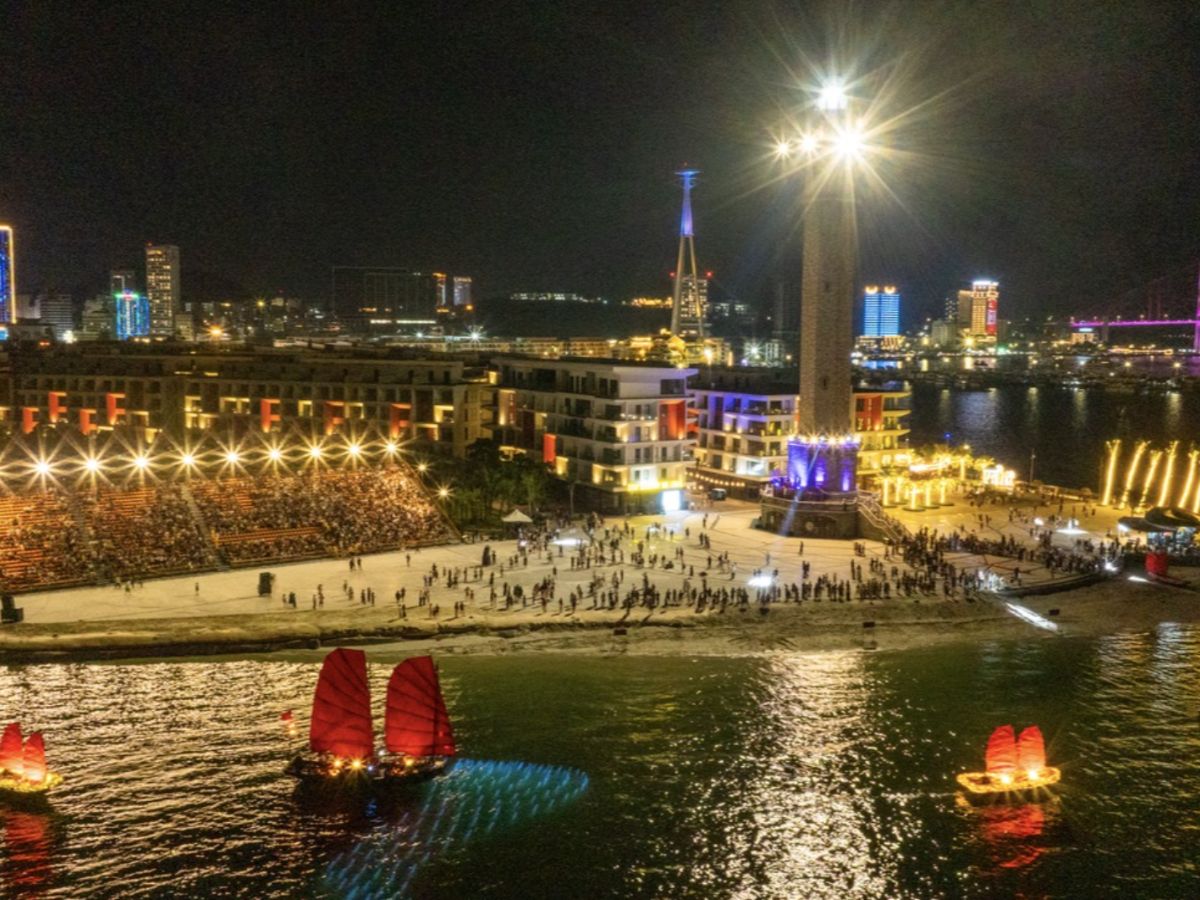 VUI-Fest Ha Long tọa lạc tại Bãi Cháy và nhanh chóng thu hút đông đảo du khách ngay từ khi khai trương.
