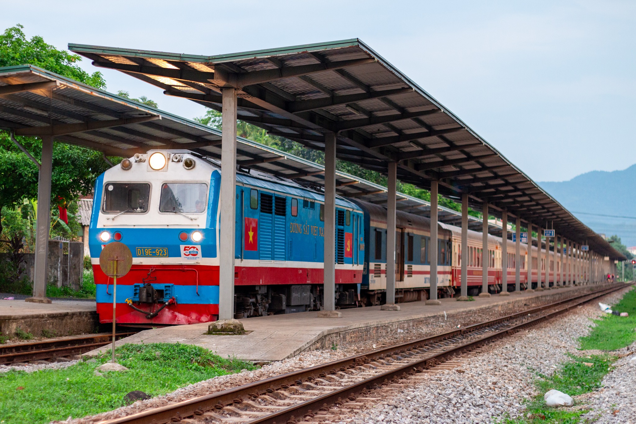 Đi tàu hỏa từ Hà Nội đến Hạ Long thuận tiện, thoải mái.