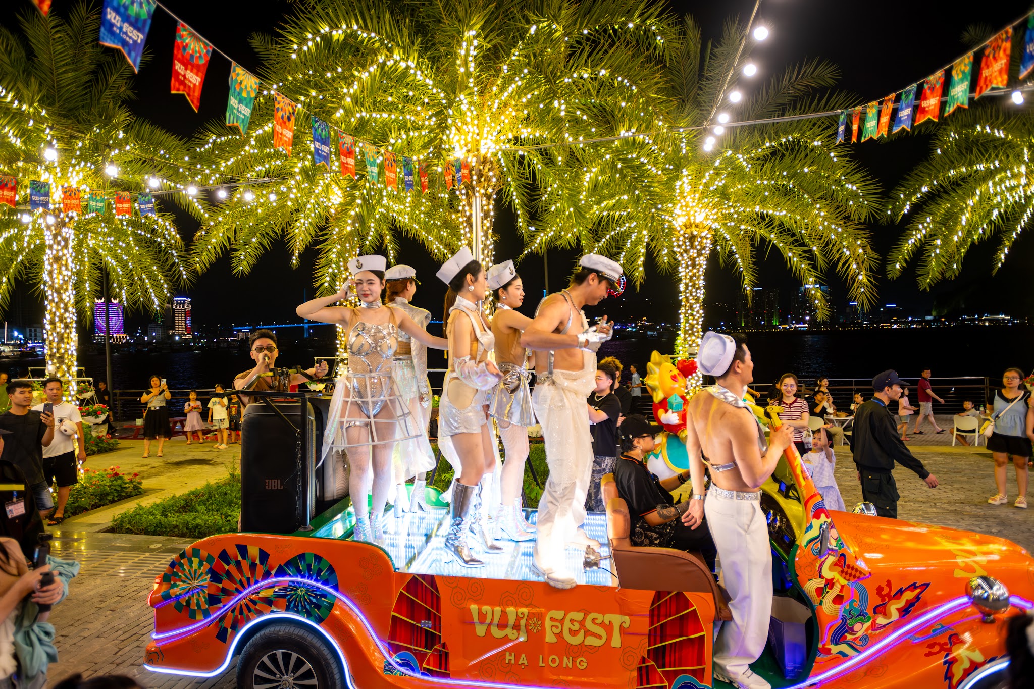 VUI-Fest sôi động với âm nhạc DJ và ẩm thực đường phố.