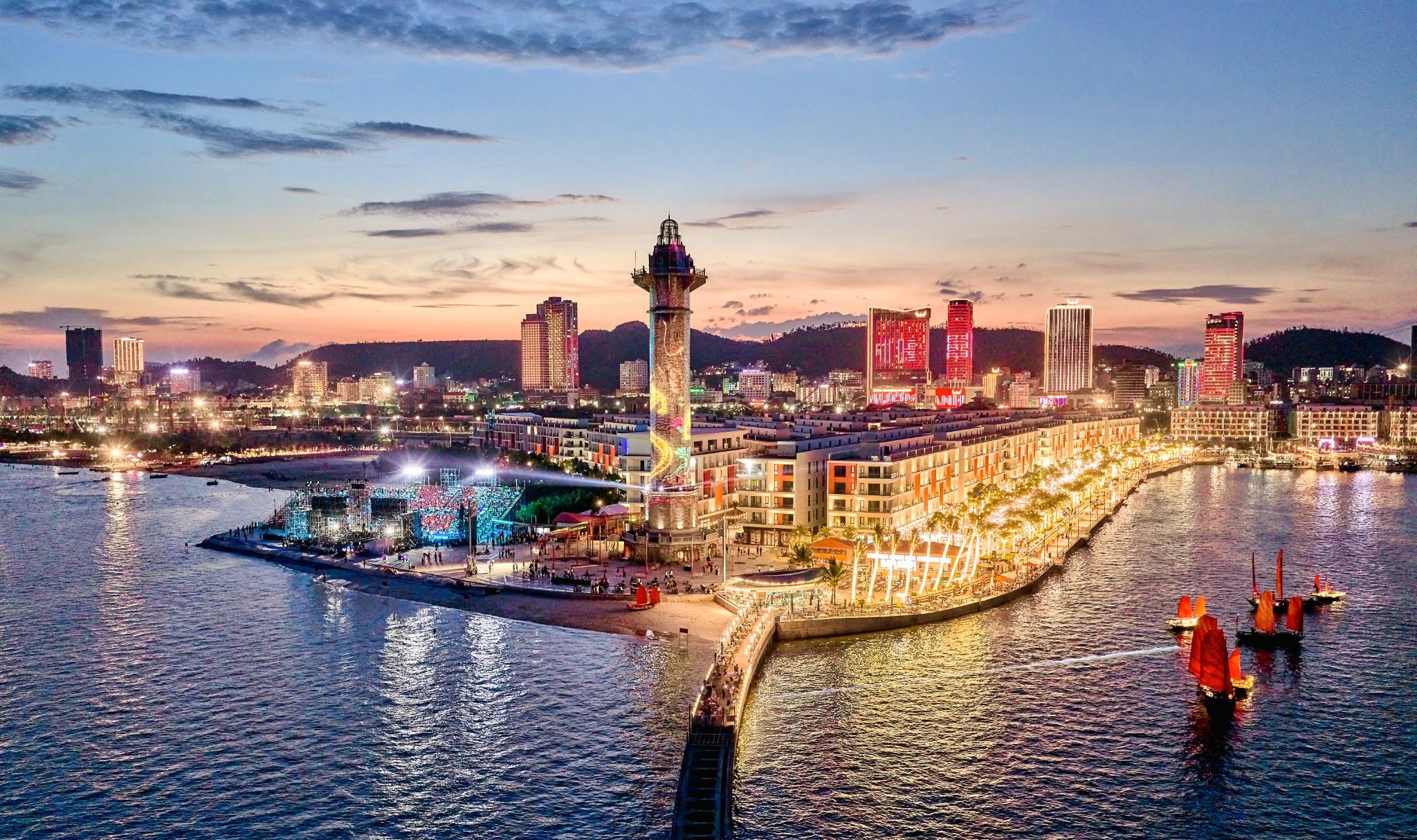 Trải nghiệm VUI-Fest Ha Long với trò chơi, biểu diễn và ánh sáng.