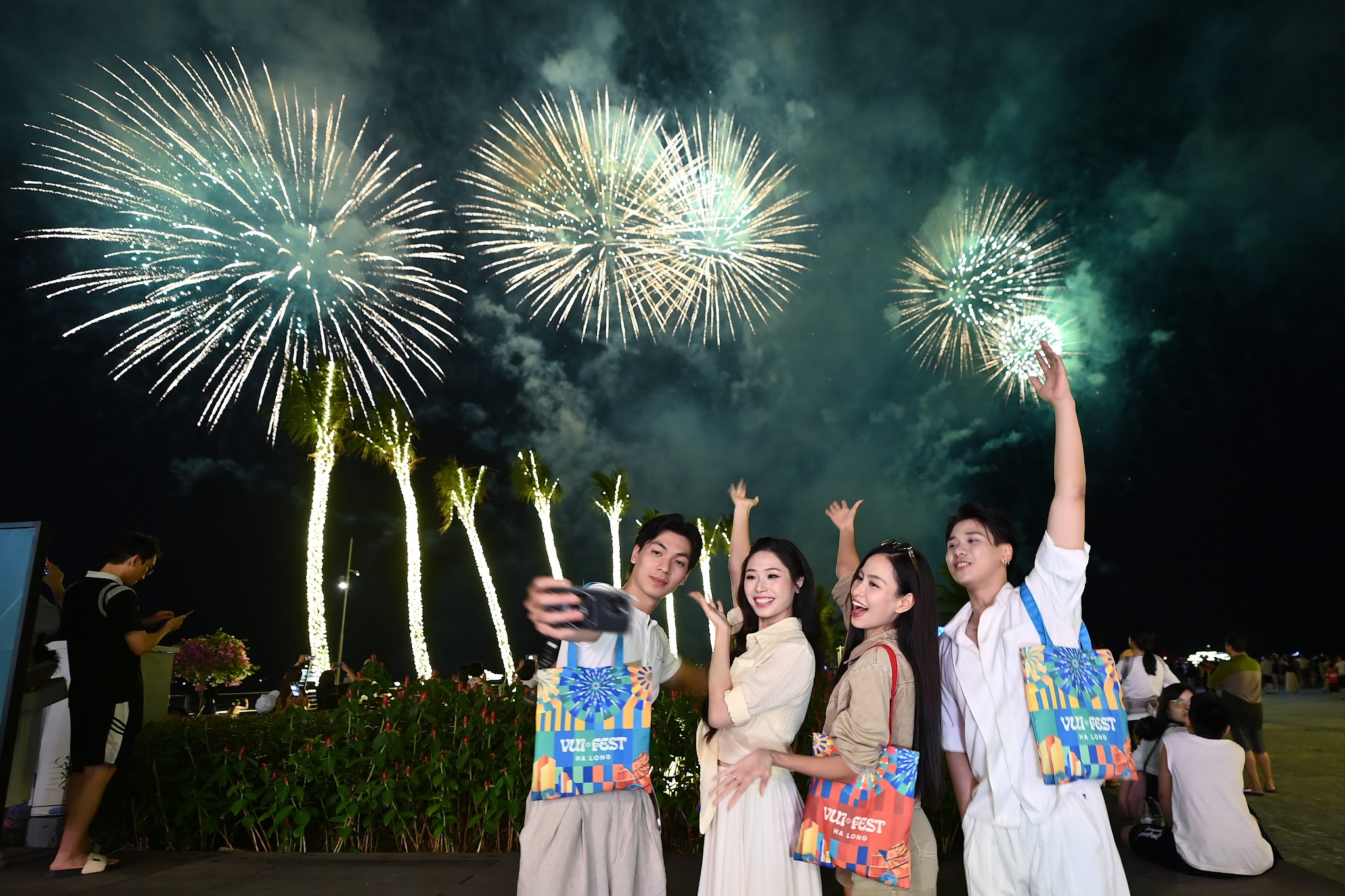 Du khách trải nghiệm VUI-Fest Hạ Long, chi phí đa dạng theo nhu cầu.