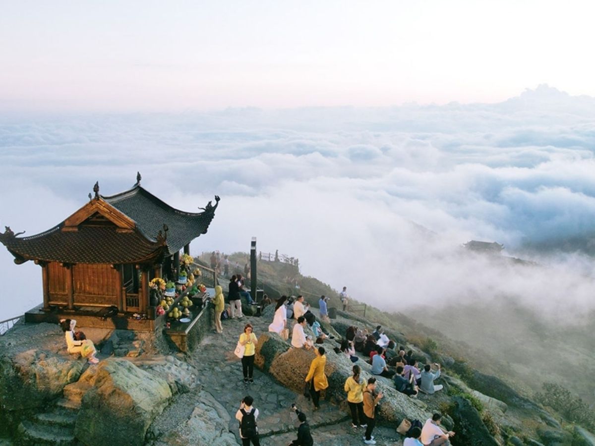 Đầu năm cũng là mùa lễ hội tại Yên Tử, nơi gắn liền với Phật hoàng Trần Nhân Tông và Thiền phái Trúc Lâm.