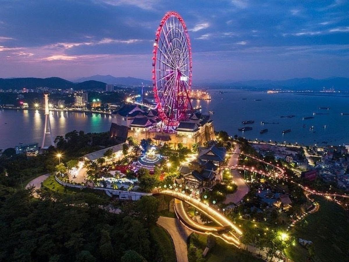Du khách vui chơi tại tổ hợp giải trí hiện đại Sun World Ha Long.