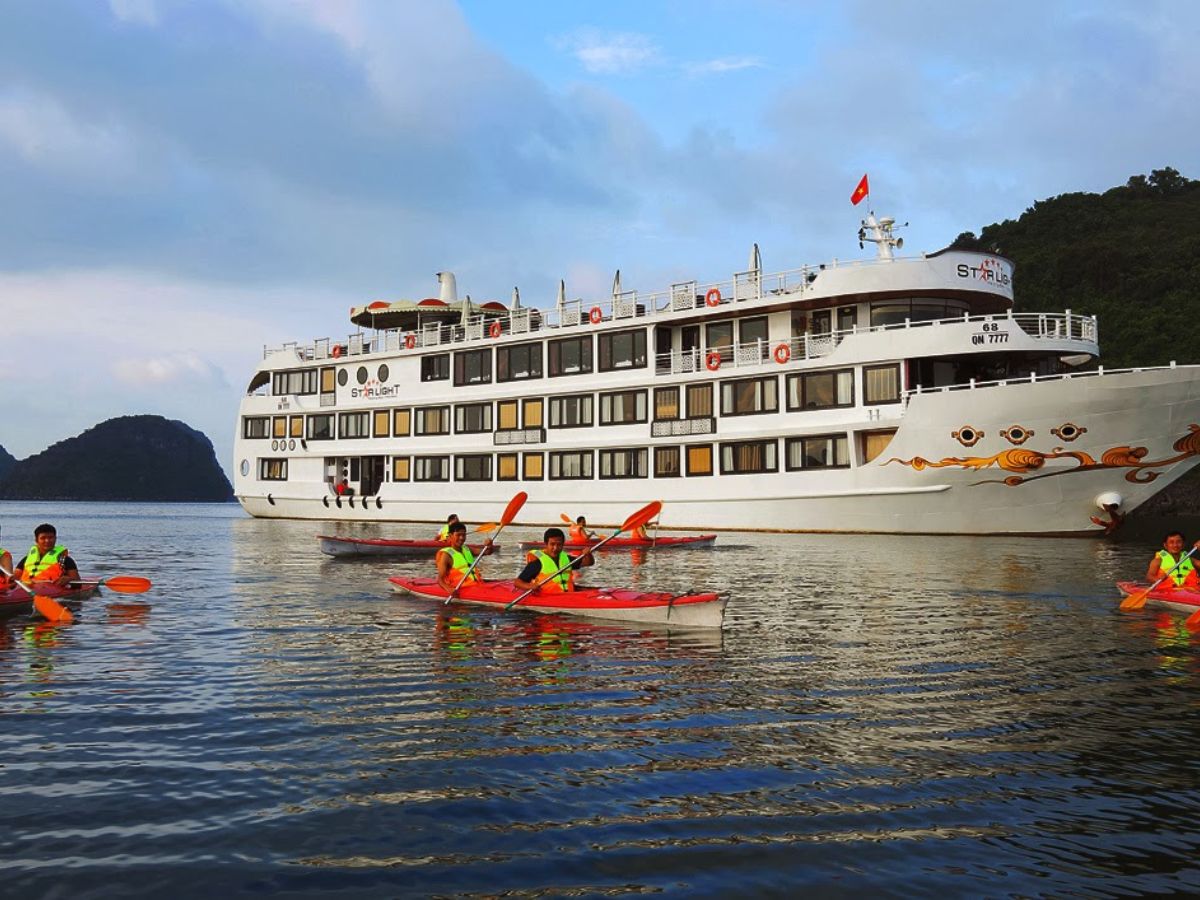 Du khách chèo Kayak thuyền trên vịnh Hạ Long và ngắm cảnh đầu xuân. 