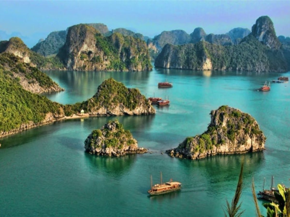 Tháng 4, du khách có thể thong thả ngắm cảnh Vịnh Hạ Long trên du thuyền. 