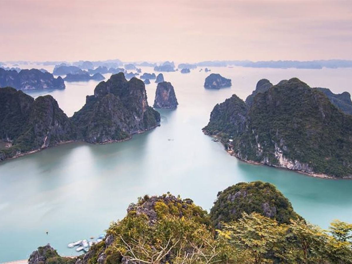 Tháng 5, thời tiết Quảng Ninh đẹp, trở thành điểm đến thu hút nhiều du khách.