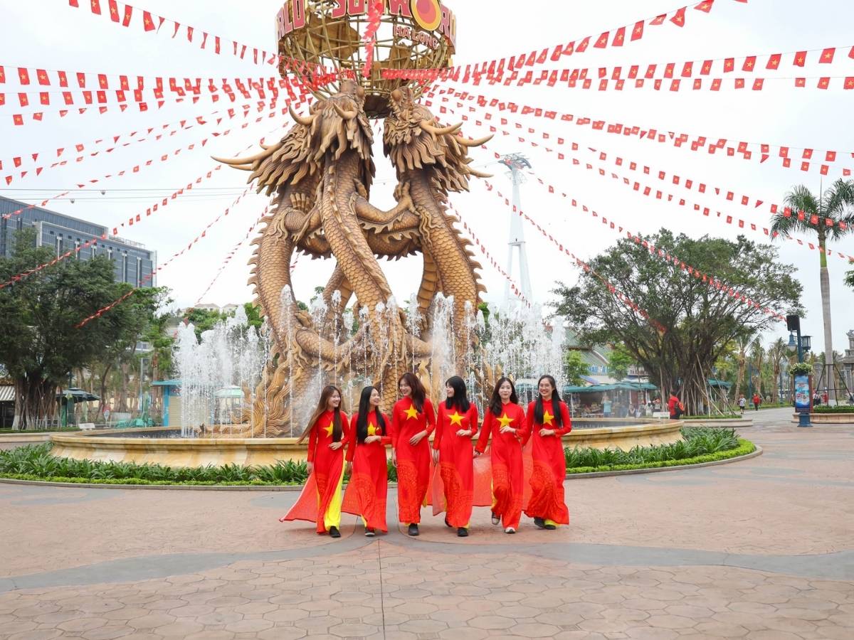 Trải nghiệm các trò chơi cảm giác mạnh tại Dragon Park hoặc tham gia hoạt động giải nhiệt tại Typhoon Water Park.
