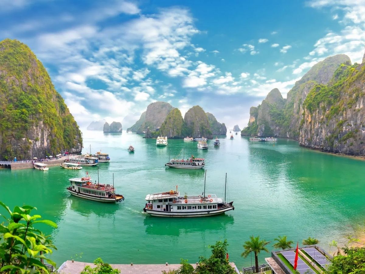 Thời điểm du lịch Quảng Ninh tháng 6 rất lý tưởng để khám phá nhờ thời tiết ổn định, bầu trời trong xanh. 
