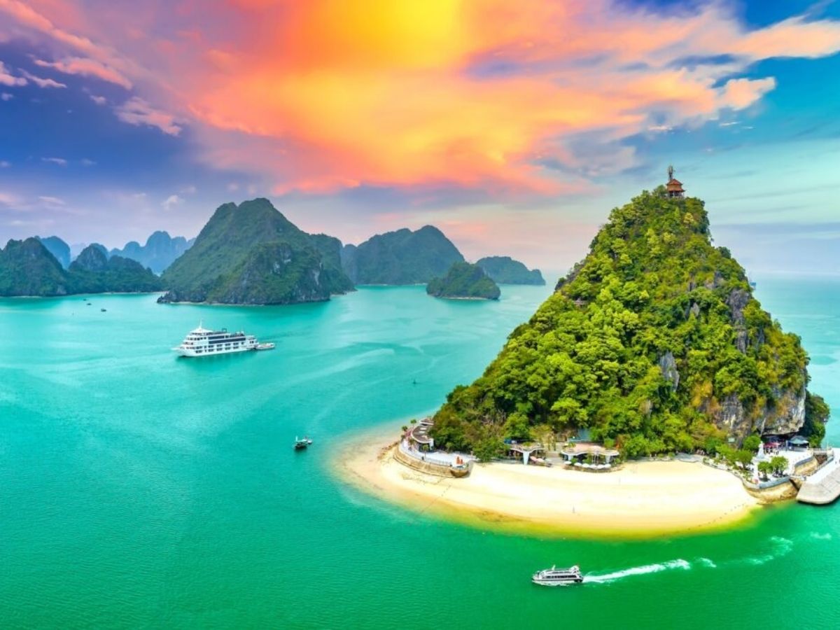 Vịnh Hạ Long thực sự rực rỡ khi bước vào tháng 6 với các chuyến du thuyền mang lại trải nghiệm đáng nhớ giữa khung cảnh thiên nhiên kỳ vĩ.