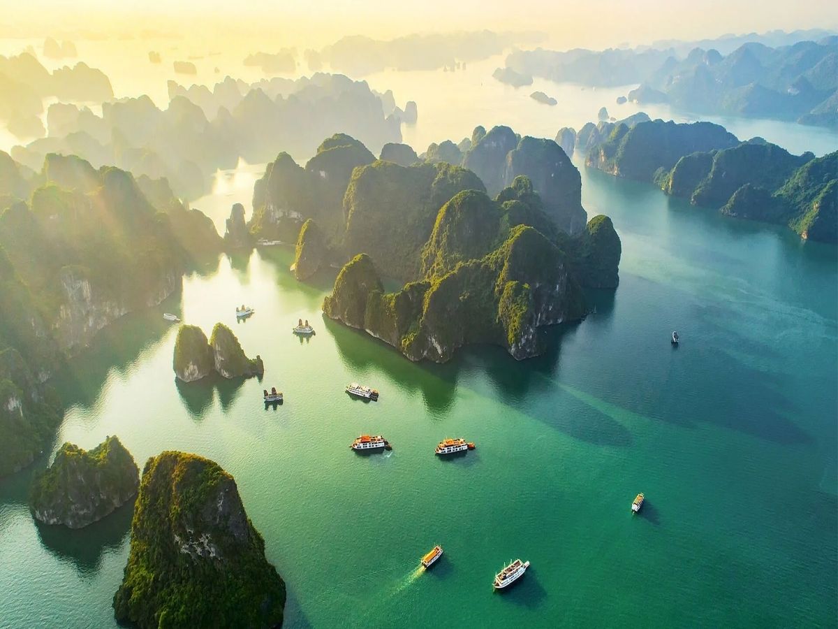 Tháng 7 là thời điểm du lịch Quảng Ninh sôi động khi cảnh quan thiên nhiên hòa quyện cùng chuỗi vui chơi giải trí hiện đại. 