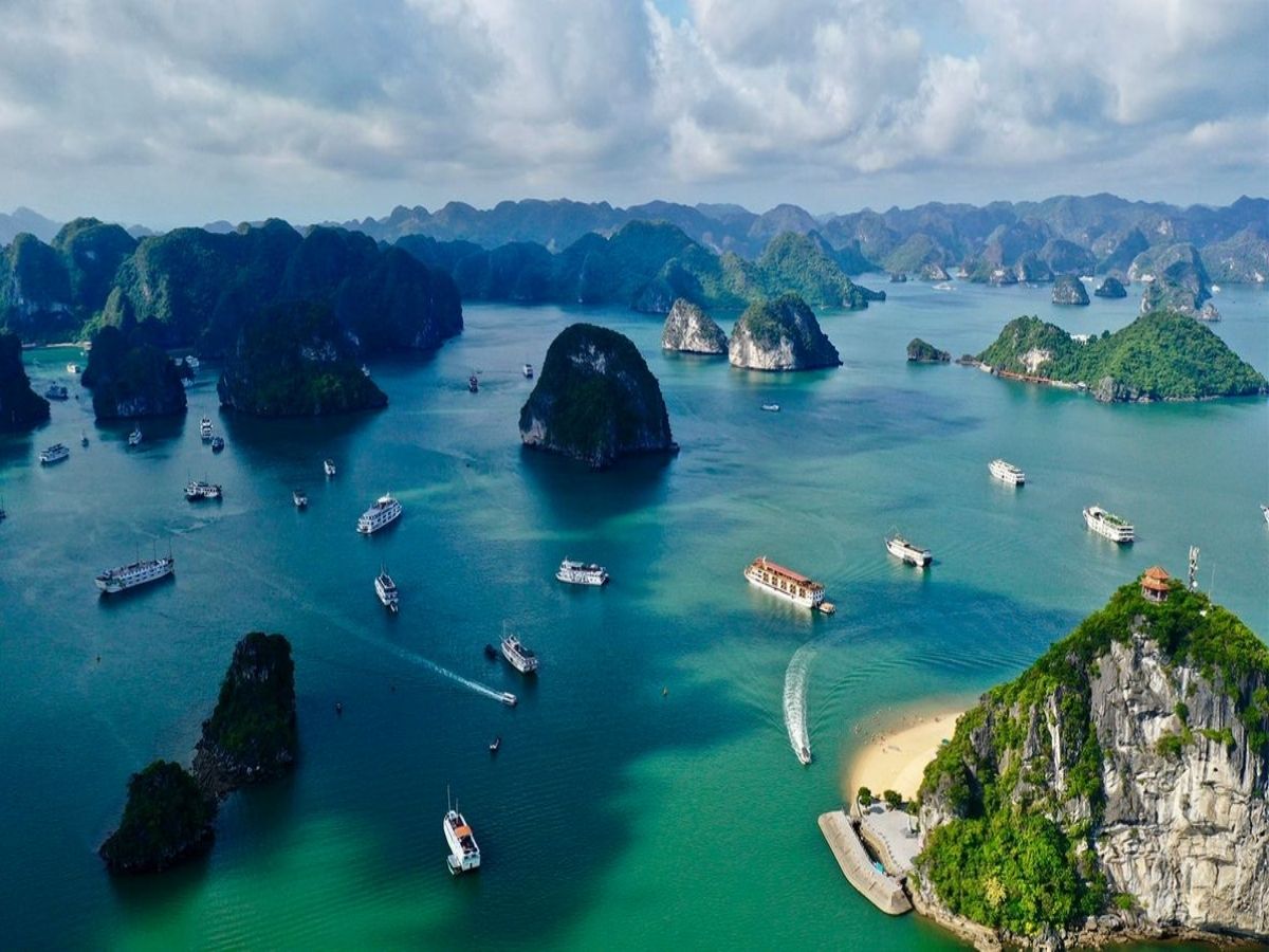 Được UNESCO công nhận, vịnh Hạ Long mở ra khung cảnh kỳ vĩ với 1.900 đảo đá vôi nổi bật giữa mặt nước xanh. 