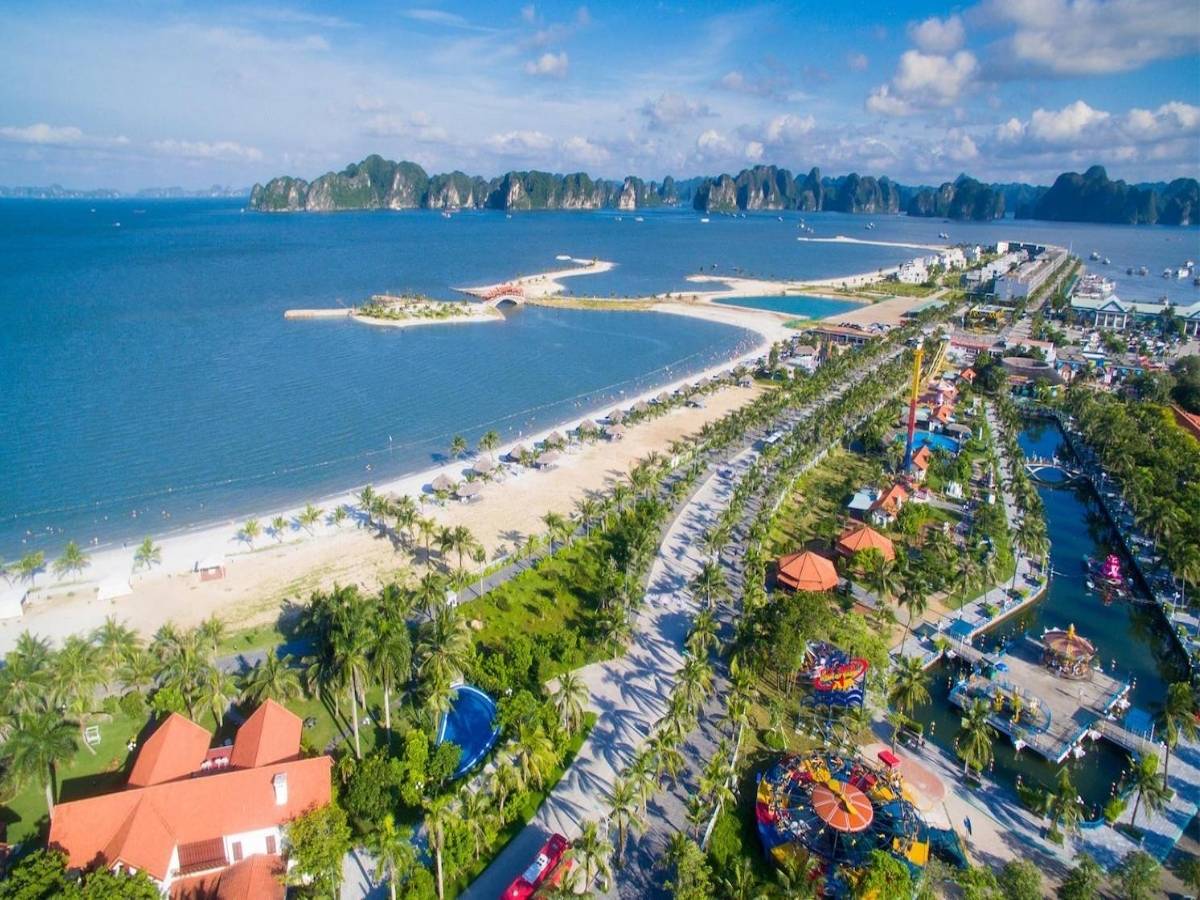 Đảo Tuần Châu là khu nghỉ dưỡng sang trọng trên đảo nhân tạo, mang lại không gian yên tĩnh và riêng tư cho chuyến du lịch Quảng Ninh tháng 7. 