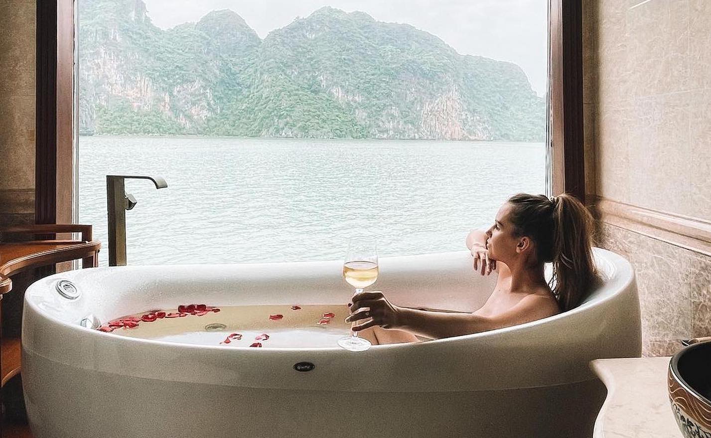  Trải nghiệm du thuyền tại Vịnh Hạ Long mang đến cảm giác thư thái giữa làn nước xanh ngọc, dịch vụ nghỉ dưỡng đẳng cấp. 