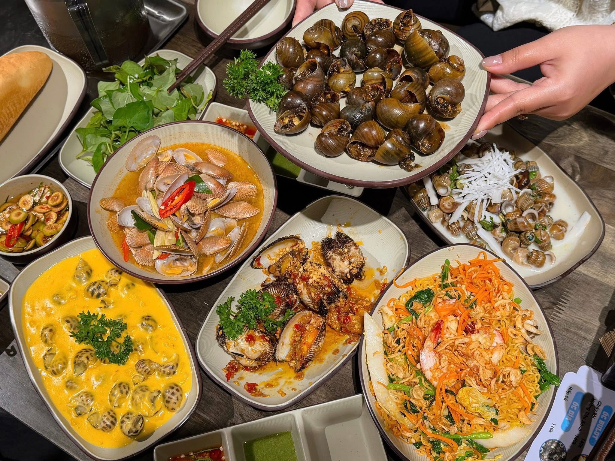  Du lịch Quảng Ninh tháng 8 không chỉ hấp dẫn bởi biển xanh, vịnh đẹp mà còn ghi dấu ấn mạnh mẽ với ẩm thực phong phú. 