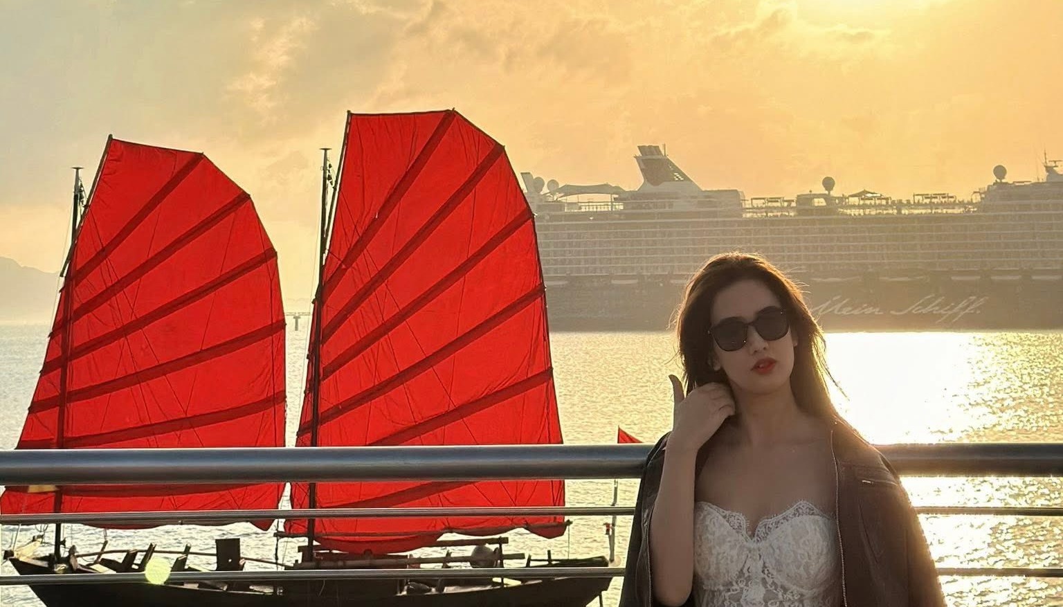  Những chiếc thuyền buồm đỏ rực lướt trên mặt vịnh là sản phẩm du lịch mới của Quảng Ninh, hút khách check in. 
