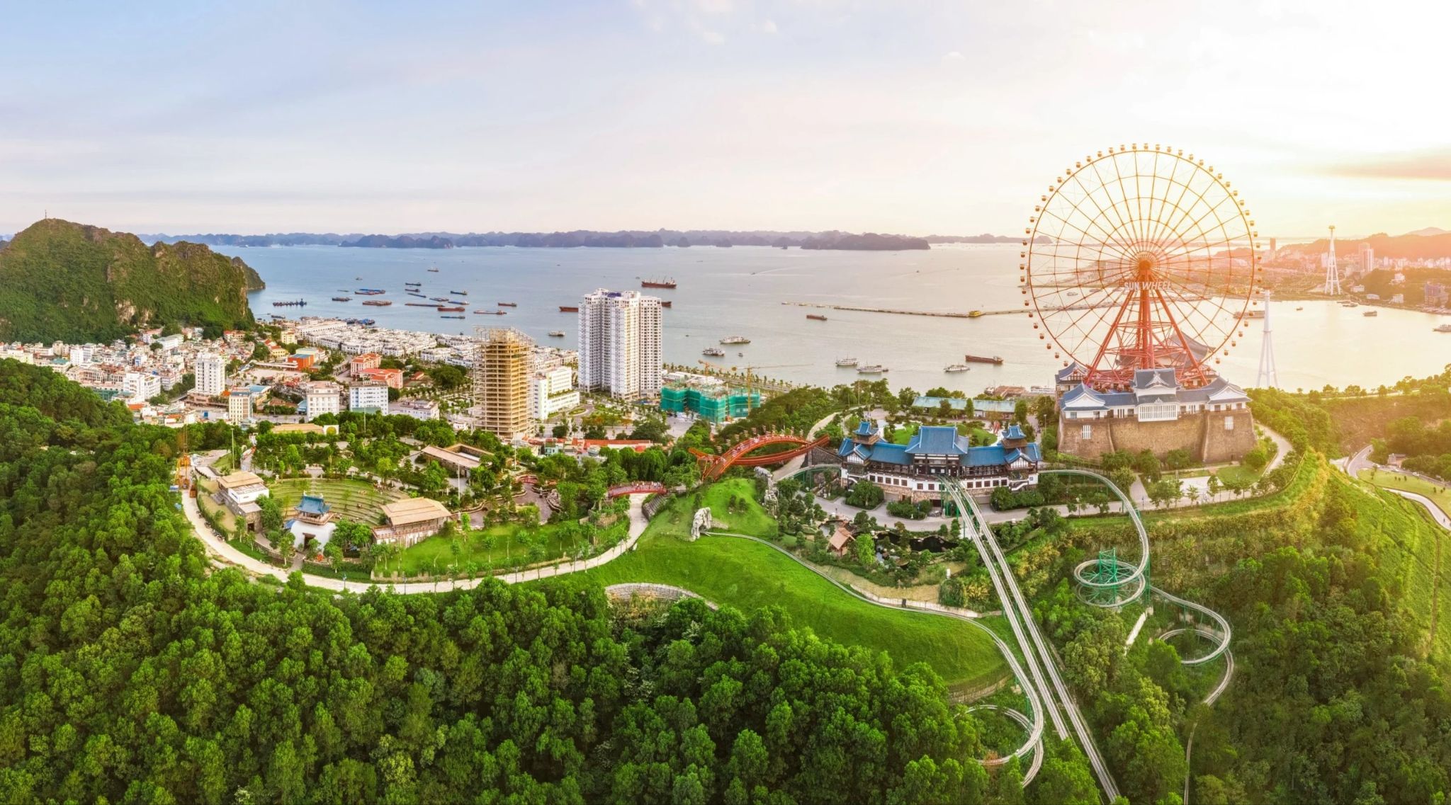  Sun World Ha Long nổi bật với vòng quay Mặt Trời, công viên Rồng Dragon Park, Typhoon Water Park và hệ thống cáp treo ngắm trọn vịnh từ trên cao.