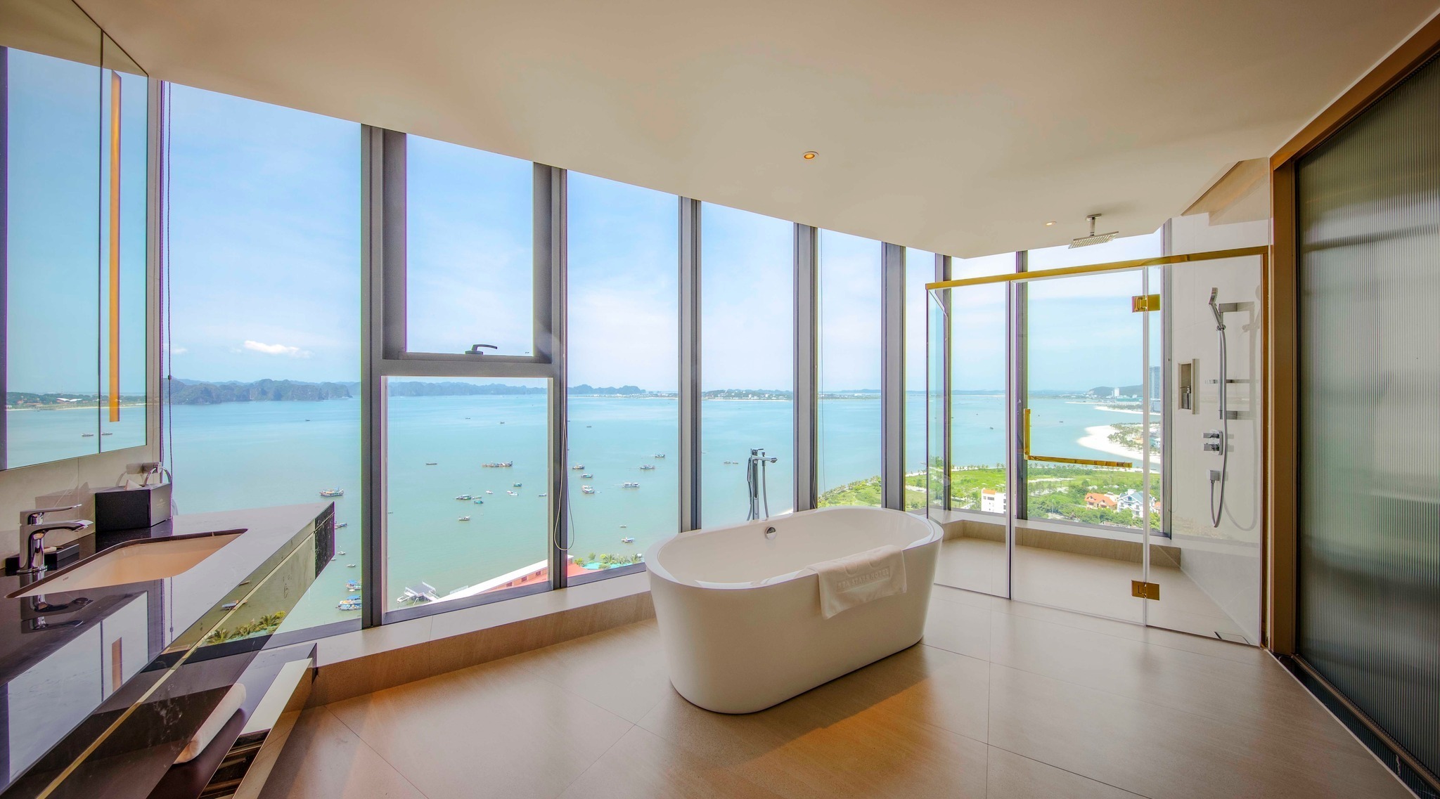  Nên chọn khách sạn có vị trí thuận tiện và view hướng biển để vừa thư giãn ngắm cảnh, vừa tận hưởng trọn vẹn nhịp sống ven vịnh Hạ Long. 