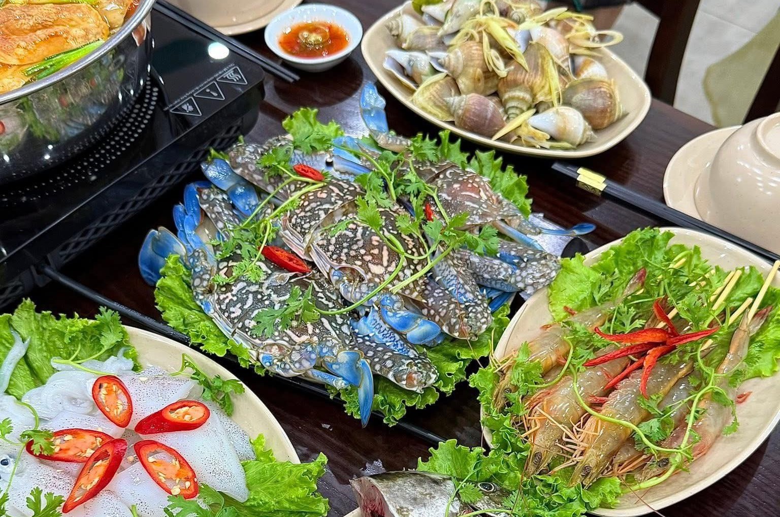  Hải sản tươi ngon là đặc sản níu chân du khách khi đến Quảng Ninh, được đánh bắt trong ngày, chế biến tối giản để giữ trọn hương vị biển. 