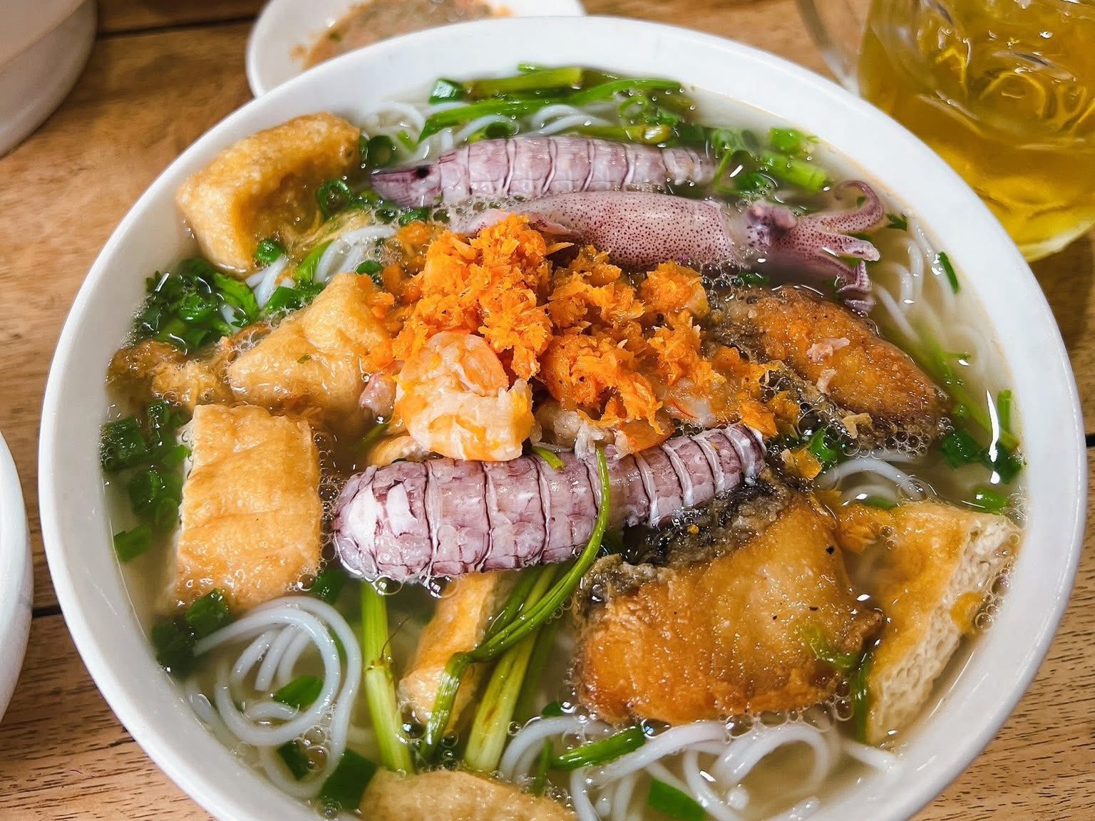  Bún bề bề là món ăn sáng đặc trưng của Quảng Ninh, ăn kèm rau sống, rất được du khách ưa chuộng khi ghé Hạ Long. 