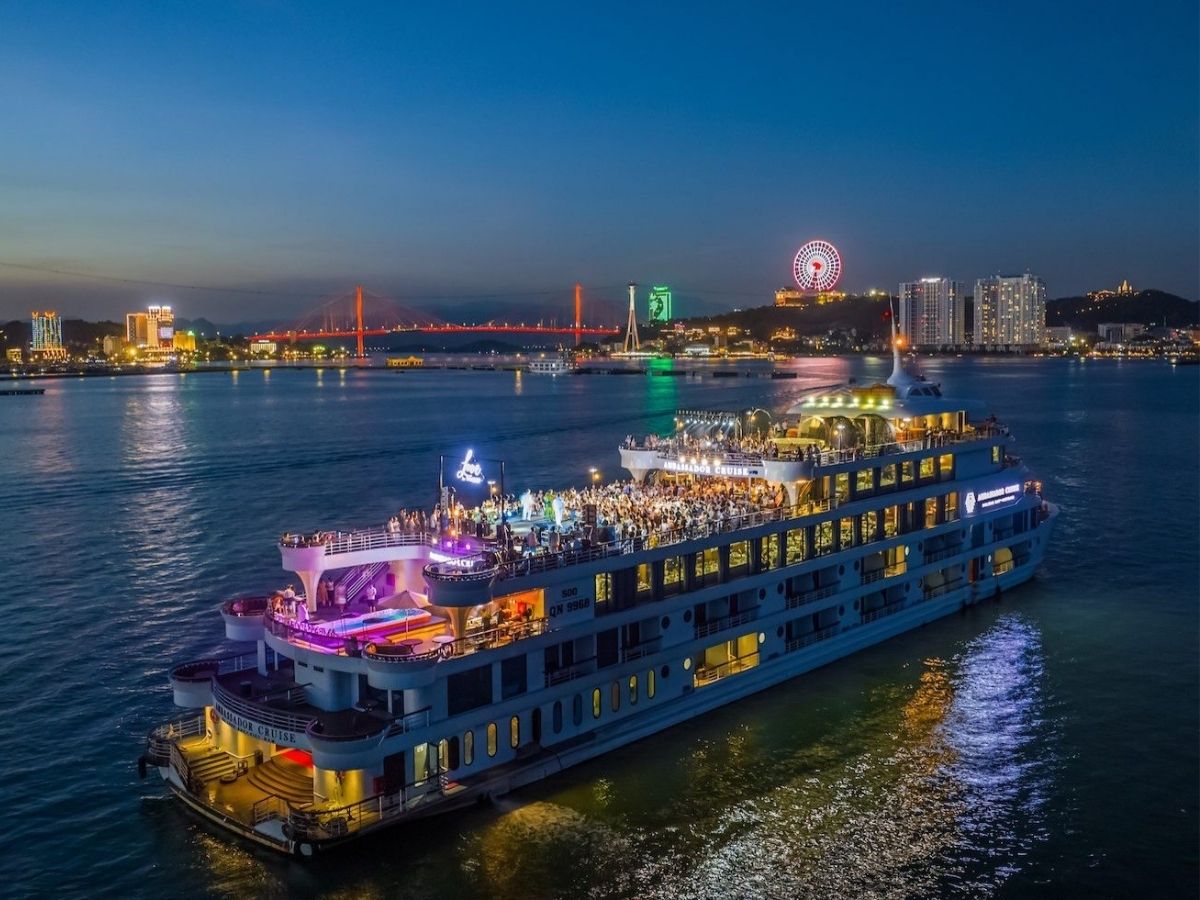 Hệ thống giao thông nội tỉnh tại Quảng Ninh rất thuận tiện với các tuyến tàu cao tốc kết nối Hạ Long. 