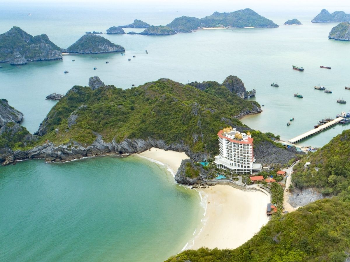 Đảo Cát Bà là đảo lớn nhất quần đảo cùng tên, nổi tiếng với khu rừng quốc gia đa dạng hệ sinh thái và các bãi biển tự nhiên. 