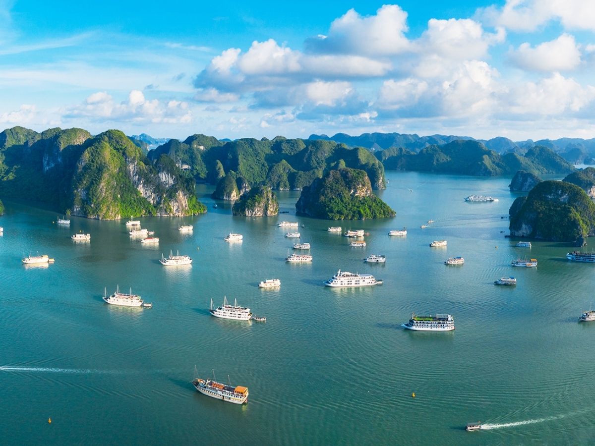 Vịnh Hạ Long được UNESCO công nhận là di sản thiên nhiên với 1.969 đảo đá vôi lớn nhỏ, tạo nên phong cảnh đặc sắc hiếm nơi nào sánh được. 