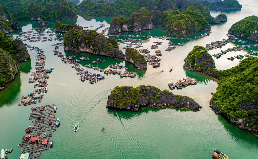 Từ trên cao, vẻ đẹp kỳ vĩ của Vịnh Hạ Long hiện ra trọn vẹn với hàng nghìn đảo đá vôi nhấp nhô giữa làn nước xanh ngọc.